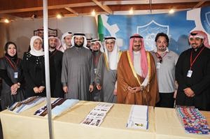 الحضور يطلعون على معروضات جناح جمعية المهندسين الكويتية