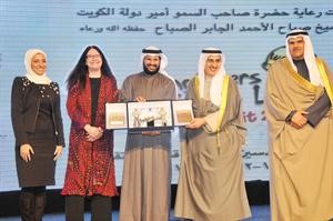 محسام الخرافي يسلم معبدالعزيز الابراهيم ممثل صاحب السمو الامير هدية تذكارية