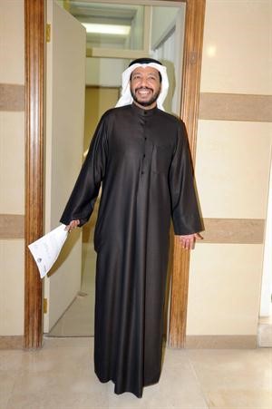 فيصل الدويسان يخرج من مكتبه لتسليم صحيفة استجوابه