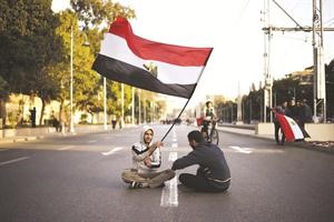 معارض مصري يلوح بعلم بلاده بالقرب من قصر الاتحادية افپ
