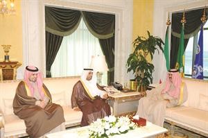 سمو نائب الامير وولي العهد الشيخ نواف الاحمد خلال لقائه دنايف الحجرف وانس الصالح﻿