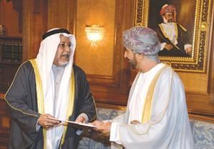 الشيخ علي الجراح يسلم خالد البوسعيدي رسالة صاحب السمو
