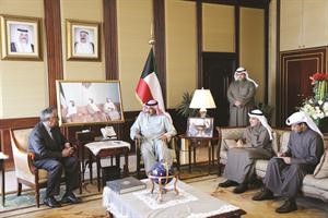 الشيخ صباح الخالد خلال لقائه محمد بن عيسى﻿