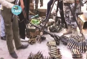 صورة عن فيديو بثه ناشطون للذخيرة التي حصل عليها الجيش الحر بعد سيطرته على قيادة المنطقة في الطبقة