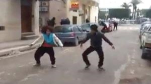 بالفيديو.. شاب وفتاة في تونس يواجهان القنابل المسيلة للدموع بالرقص
