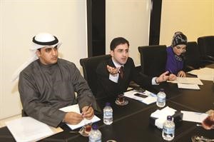 الزميل محمد الحسيني متحدثا ويبدو مشاري الصواغ والزميلة دارين العلي﻿