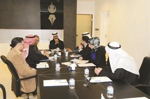 المشاركون في ندوة الانباء حول تويتر بيد الشباب	هاني الشمري﻿