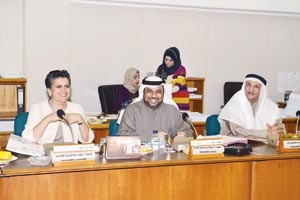 عدنان المطوع ود يوسف الزلزلة وصفاء الهاشم خلال اجتماع اللجنة المالية امس