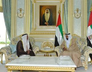 الرئيس الاماراتي مستقبلا مبعوث صاحب السمو الامير﻿
