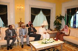 سمو نائب الامير مستقبلا مبعوث الرئيس السوداني﻿