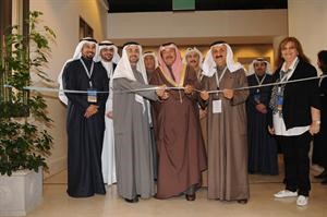 الشيخ دسالم الجابر ودفاضل صفر ودعبدالرضا اسيري خلال افتتاح المعرض﻿