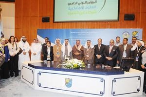 الشيخ دسالم الجابر ودصفر وداسيري مع المشاركين في المؤتمر	اسامة ابوعطية﻿