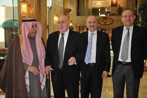 ابراهيم دبدوب والسفير دعبدالعزيز الفايز مع بعض الحضور﻿
