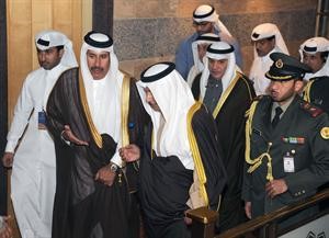 سمو رئيس الوزراء الشيخ جابر المبارك ومحمد الصقر والشيخ حمد بن جاسم قبيل بدء الممؤتمر	محمد خلوصي﻿