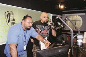 اكوا والمخرج علي العلي في الاستديو﻿
