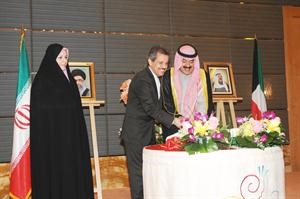 خالد الجارالله يشارك السفير الايراني قطع كيكة الاحتفال﻿