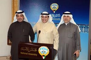 عبدالله التميمي وعسكر العنزي وناصر الشمري خلال الاعلان عن انهاء مشكلة العسكريين الخليجيين﻿