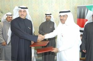 مسالم الاذينة يتبادل العقد مع احد مسؤولي هيئة الربط الخليجي سعود سالم
