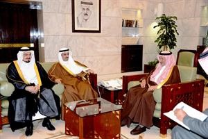 صاحب السمو الملكي الامير محمد بن سعد مستقبلا الرئيس علي الراشد ﻿