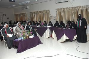 مديرة المدرسة مزنة العنزي متحدثة عن محاور الورشة﻿