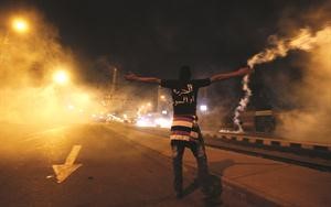 احد المتظاهرين بالقرب من قصر الاتحادية الرئاسي المصري خلال الاشتباكات مع قوات الامن امس الاول 	 رويترز﻿