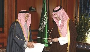الشيخ علي الجراح يسلم الرسالة الى صاحب السمو الملكي الامير عبدالعزيز بن عبدالله ال سعود
