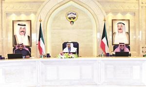 سمو الشيخ جابر المبارك مترئسا الاجتماع ويبدو الشيخ احمد الحمود والشيخ احمد الخالد﻿