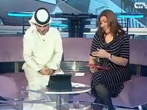 بالفيديو.. مذيعة قناة دبي مايا حجيج تفقد السيطرة على نفسها على الهواء