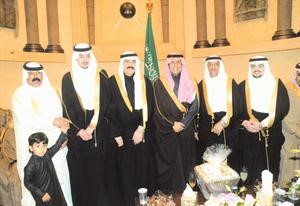 صاحب السمو الملكي الامير سلطان بن سعود والفريق عبدالرحمن البنيان والشيوخ فرحان واحمد وفيصل احمد النايف يباركون﻿