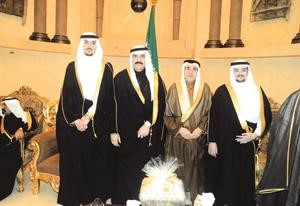 الشاعر البحريني خلف العنزي مع الشيخ فرحان الفيصل والمعرسين نايف وعارف العجل﻿