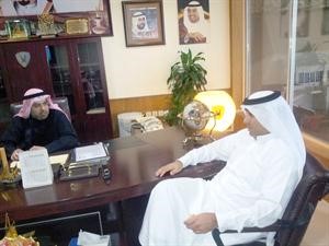 الشيخ خالد الفهد يتبادل الحديث مع فواز الحساوي﻿