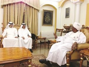  الرئيس عمر البشير مستقبلا اسعد البنوان وبدر الخرافي ﻿