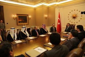 الرئيس التركي عبدالله غول مستقبلا الشيخ صباح الخالد والوفد المرافق