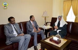 رئيس مجلس الامة بالانابة مبارك الخرينج خلال استقباله د مصطفى عثمان اسماعيل