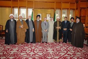 سفير العراق لدى الكويت محمد حسين بحر العلوم يتوسط عددا من المشاركين﻿