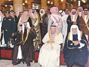 الملك عبدالله بن عبدالعزيز يؤدي صلاة الميت على الامير الراحل سطام بن عبدالعزي