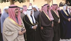ممثل صاحب السمو الامير والشيوخ جابر الخالد ومحمد الخالد وفيصل الحمود وثامر الجابر لدى تقديم واجب العزاء﻿