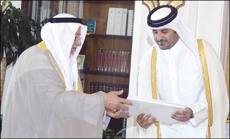 مبعوث صاحب السمو الامير الشيخ علي الجراح يسلم رسالة سموه الى امير قطرلولي العهد القطري الشيخ تميم بن حمد