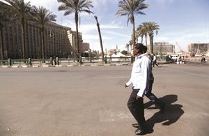 مصريون بالقرب من مجمع التحرير الذي يتواصل اغلاقه من قبل النشطاء لليوم الرابع على التواليرويترز
