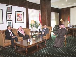 وزير الاعلام المصري متحدثا الى الزملاء احمد بهبهاني وعدنان الراشد ومؤيد اللامي بمكتبه في ماسبيرو﻿