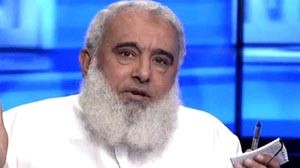 بالفيديو .. مذيع قناة الرحمة المصرية يرفع حذاءه على طاولة حوار تليفزيوني