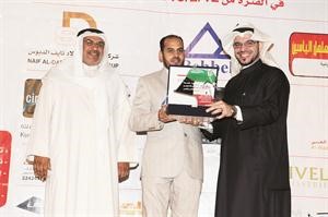 ابوبكر عبدالموجود متسلما درعه﻿