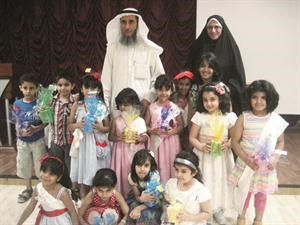 دالمسباح يتوسط الاطفال
