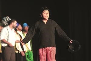 طلال باسم اثناء العرض ﻿