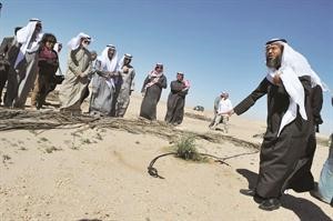 دناجي المطيري خلال الاطلاع على سير عمل المرحلة الثانية من المشروع	 سعود سالم﻿