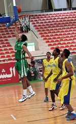 لاعب العربي فهد الرباح يسجل في سلة الساحل ومتابعة الشمري ويوسف والاميركي بلالعادل اليعقوب﻿