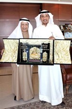 علي ثنيان الغانم يتسلم درعا تذكارية من مبارك عبدالعزيز﻿