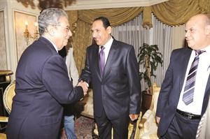 عمرو موسى مصافحا الزميل اسامة ابو السعود