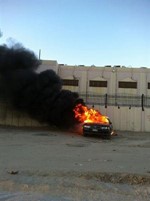 النيران قبل التعامل معها من قبل رجال الاطفاء