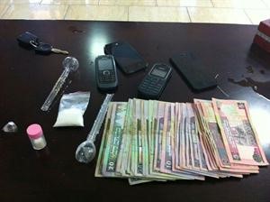 المخدرات والاموال المضبوطة بحوزة المتهم